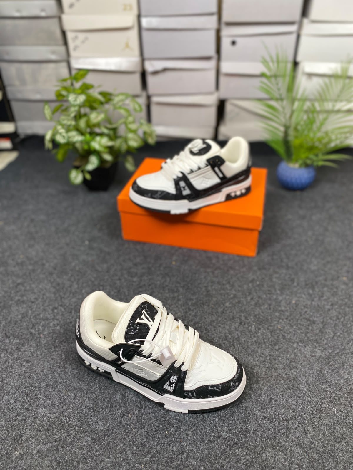 Louis Vuitton – Black & White 🖤🤍